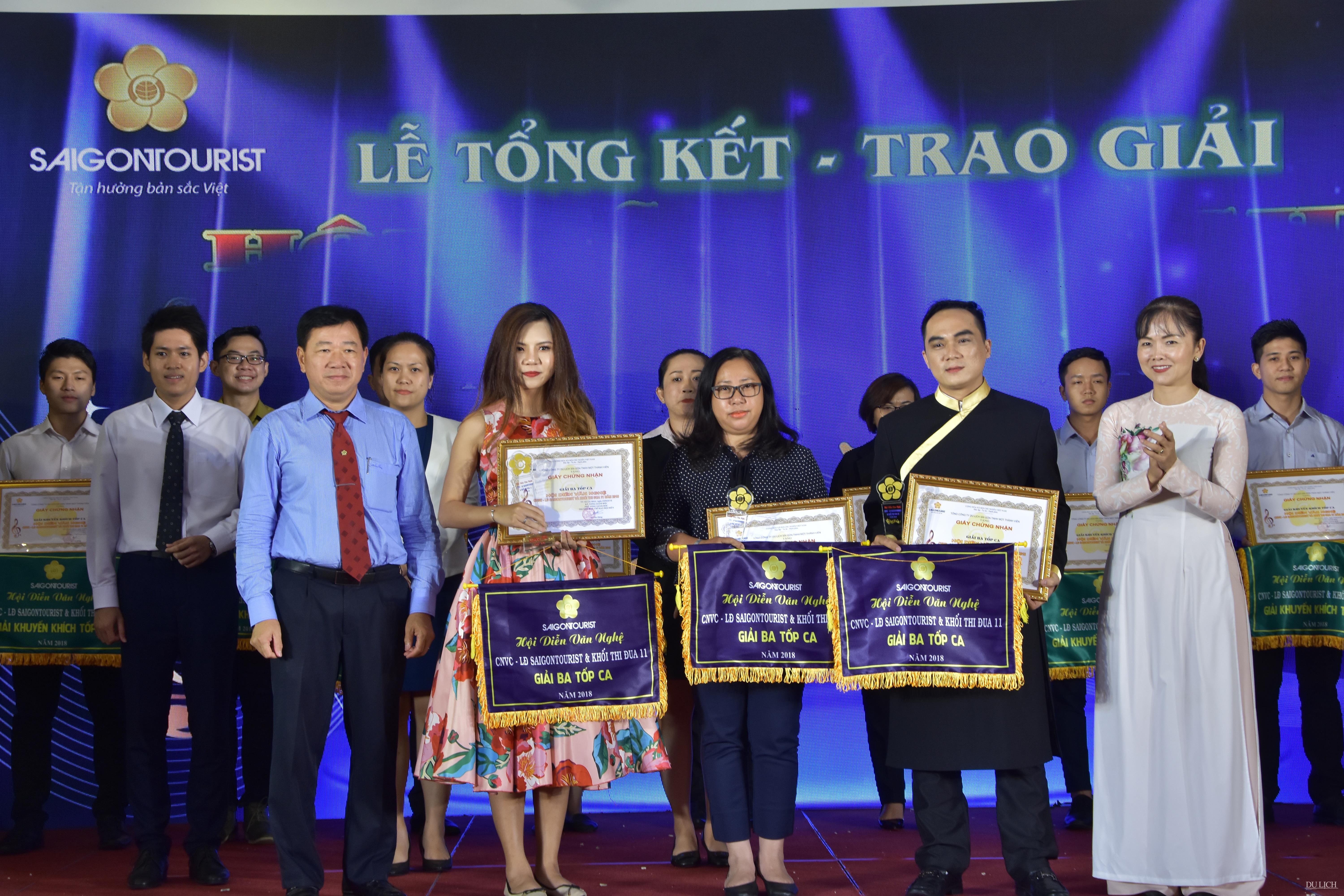Phó Tổng Giám đốc Saigontourist, Trưởng Ban tổ chức hội diễn Tô Tấn Dũng trao giải cho các đơn vị